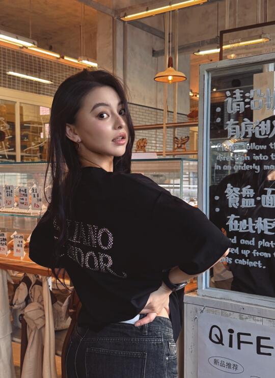 漂亮小姐姐都在漂亮店里拍照呢