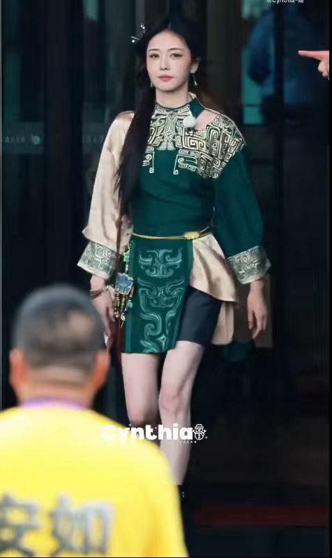 白鹿青铜纹古装造型白鹿把青铜纹穿身上了 白鹿青铜纹古装造型，白鹿把青铜纹穿身上了