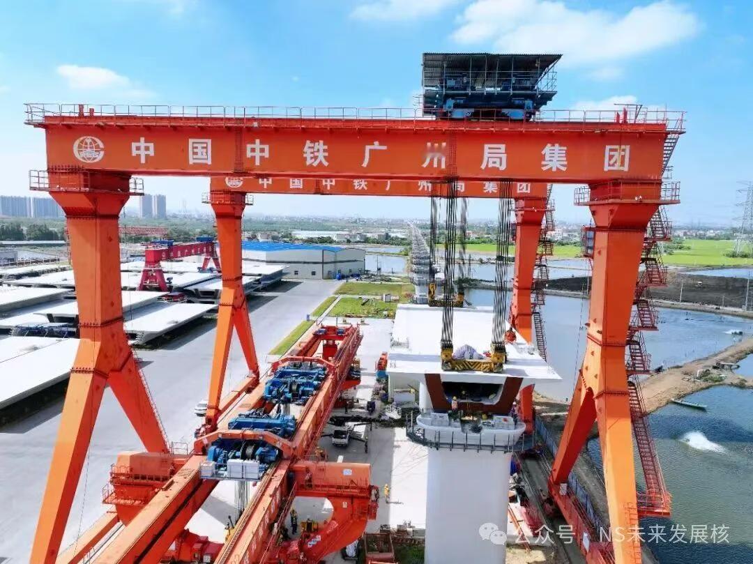 【深江铁路建设新进展】中铁广州工程局集团消息11月8日，深江铁路10标民众制梁场