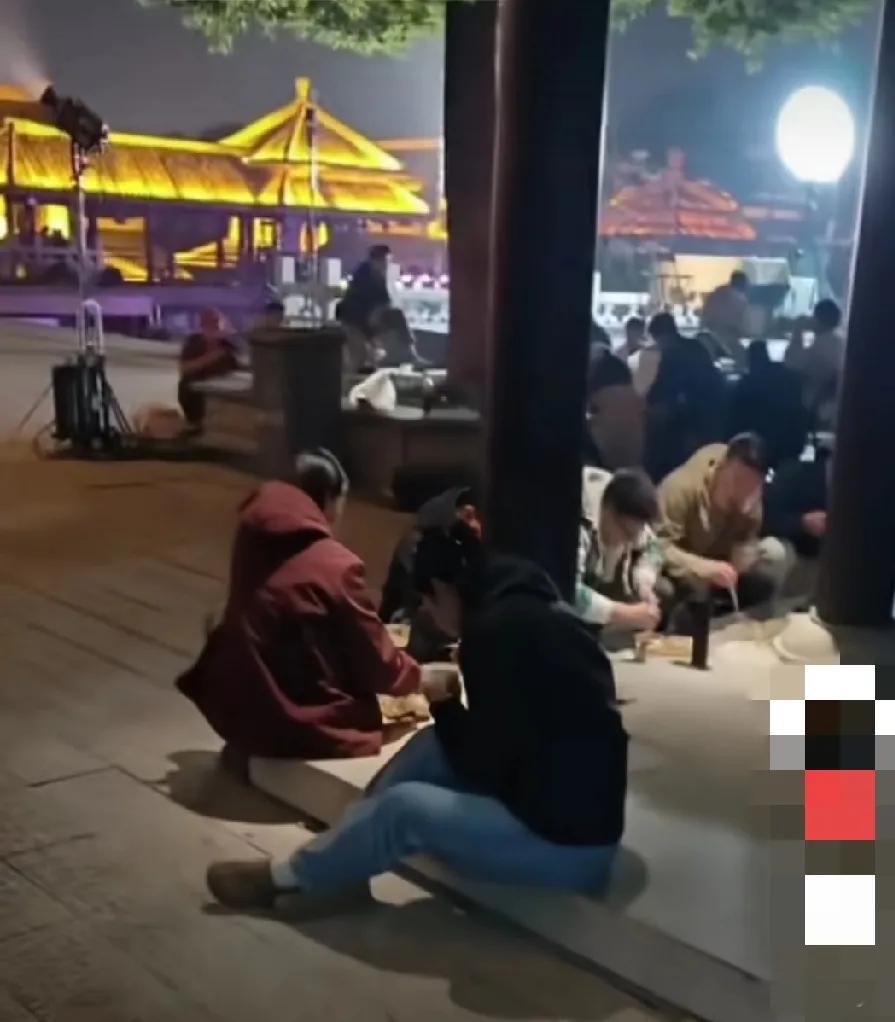 这是董宇辉的伙伴们，果然是强将手下无弱兵。


宇辉带领着这些年龄相仿的小伙伴们