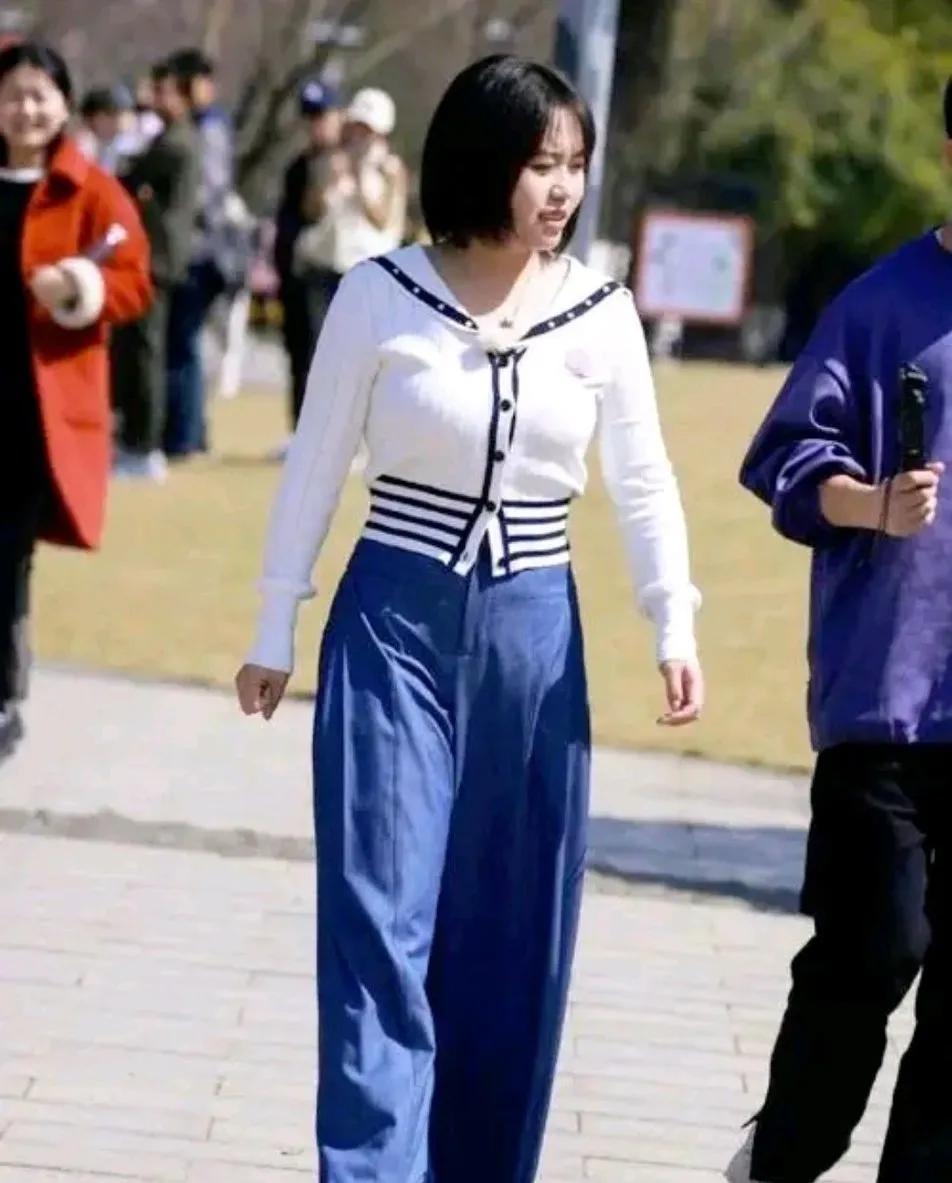 不明白李雪琴为什么学着贾玲去减肥。她又不是靠脸吃饭。
况且虽然是瘦了一点，但气质