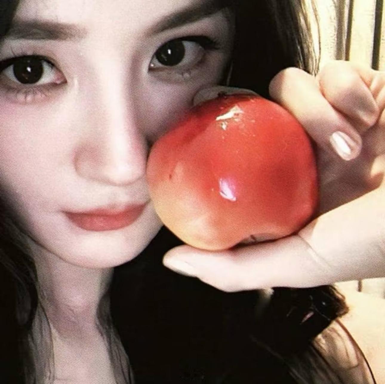 新头像杨幂🍎 杨幂回家啦对镜比耶自拍 ​​​