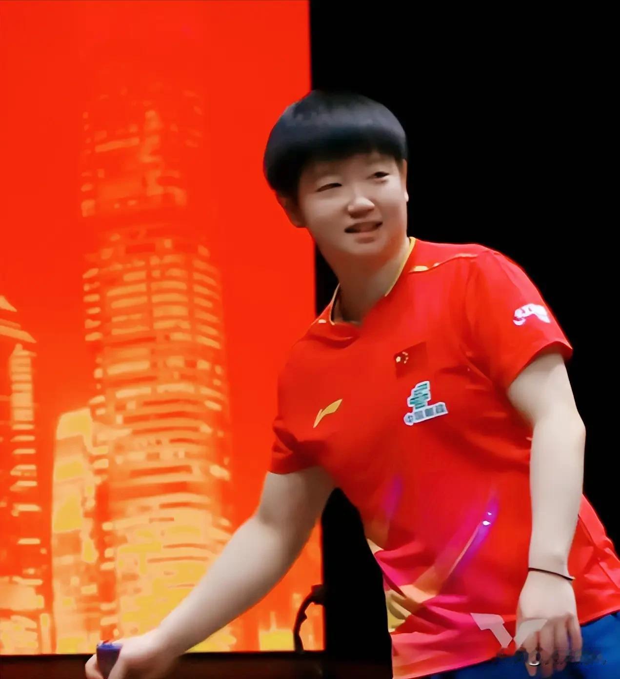 冠军光环之下，
是常人难以想象的坚持与代价。
孙颖莎今年已豪取六冠，但总决赛赛场