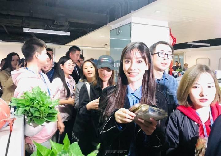 angelababy |杨颖 "你眼里倒映的星河浪漫是我不曾见过的世外桃源"