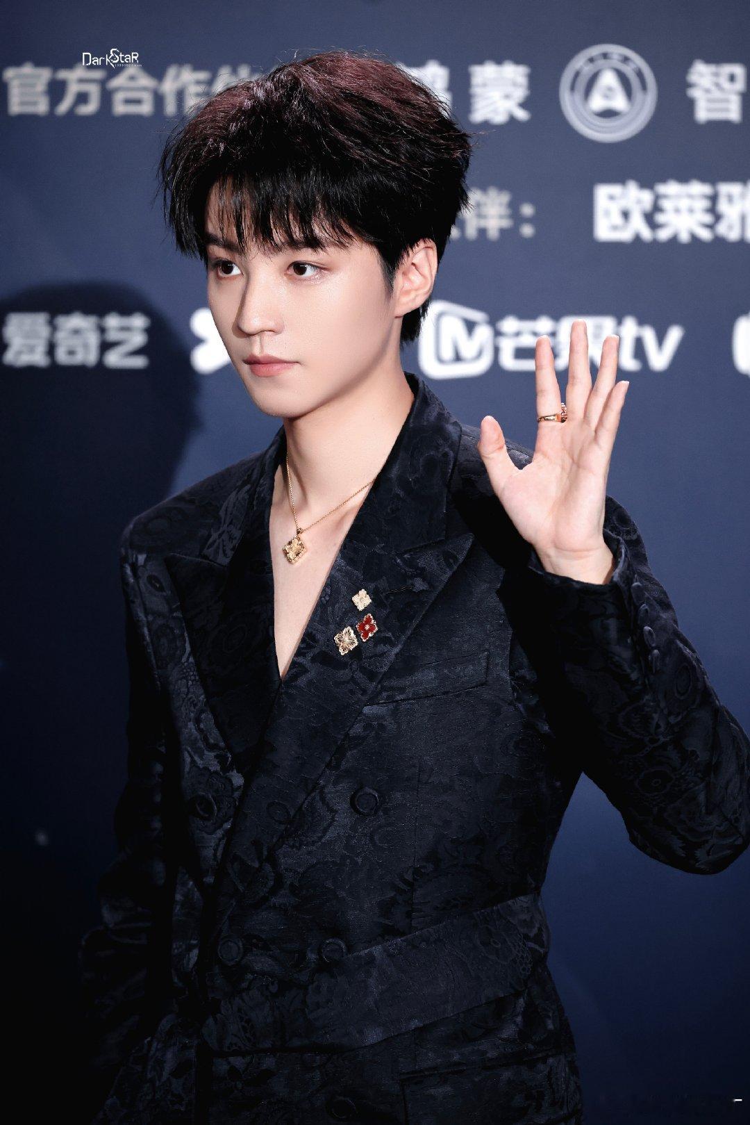 王俊凯哪怕再急着走，也不忘停下来和前辈们一一打招呼，弯腰问好的样子又乖又有礼貌，