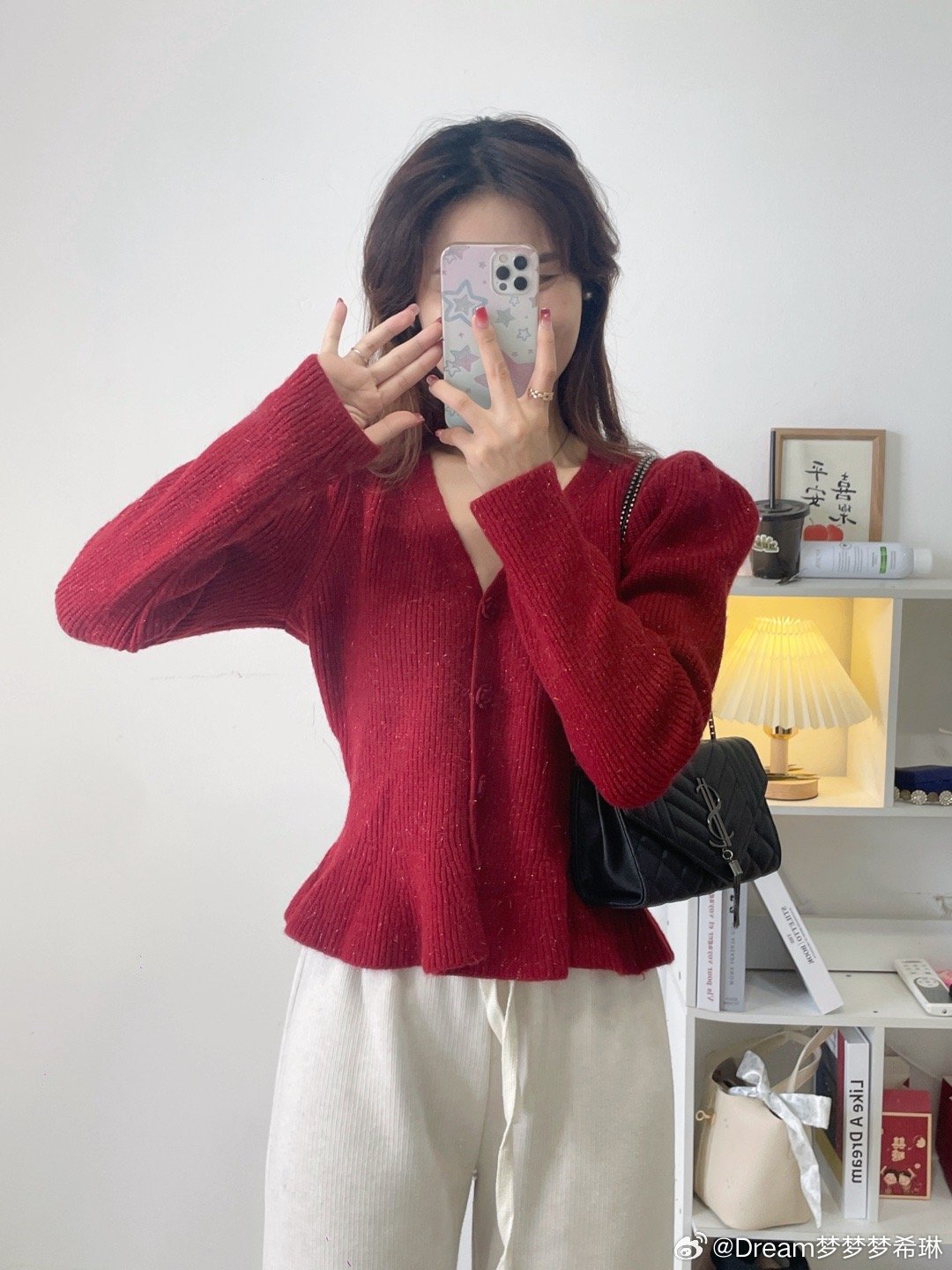 12🈷️10号晚20：00  限时折扣V领收腰的版型，下摆是做的荷叶边下摆，腰