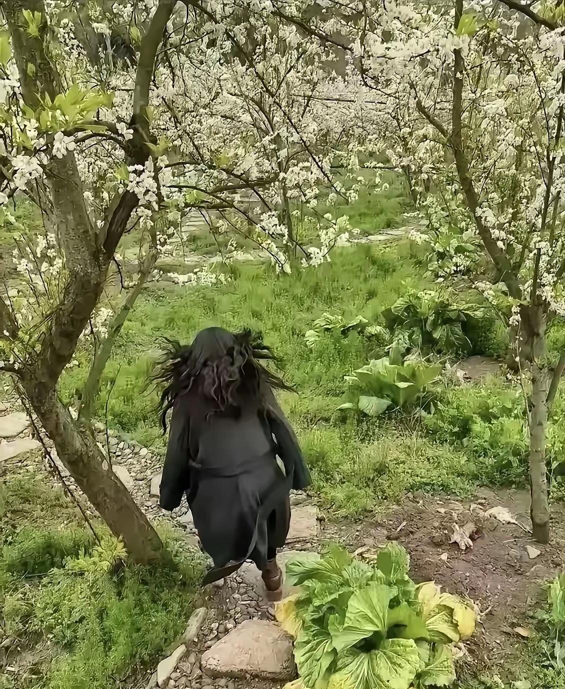 春暖花开出去踏青千万不要把老公当成御用摄影师，心不在焉的老公有时能把美女拍成野猪