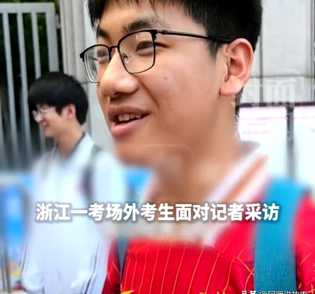 高考刚考完，浙江一名考生被记者拦住问：“难不难？”
这小伙子一脸轻松，来了一句：