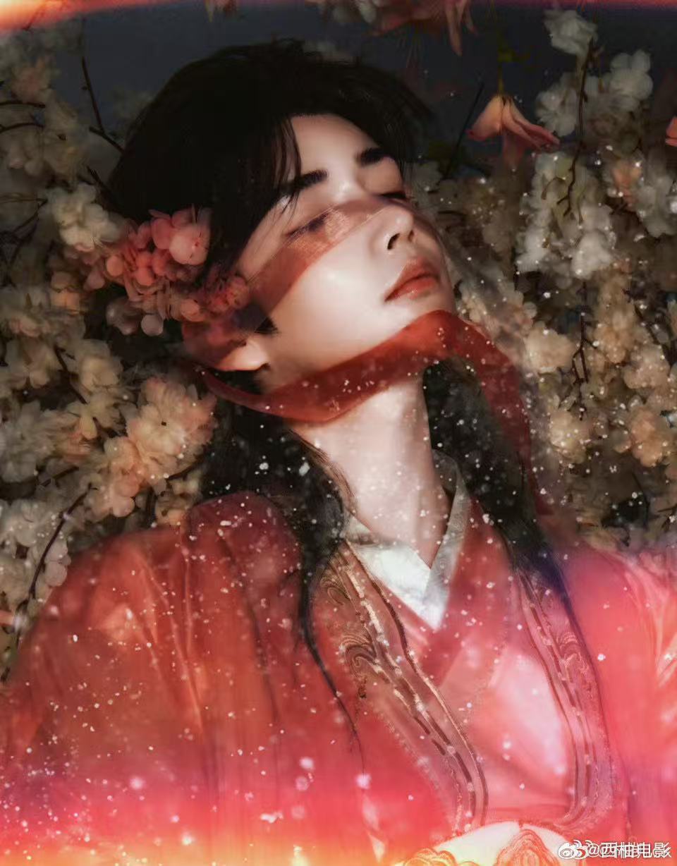 林凯红衣花神氛围感红衣胜火，花雪为伴，手持书卷温柔缱绻，氛围感直接封神！新剧《佳