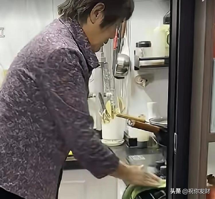 山东的一个小县城里发生了一件令人哭笑不得的事情，这不，一位年轻的妈妈想找工作，让