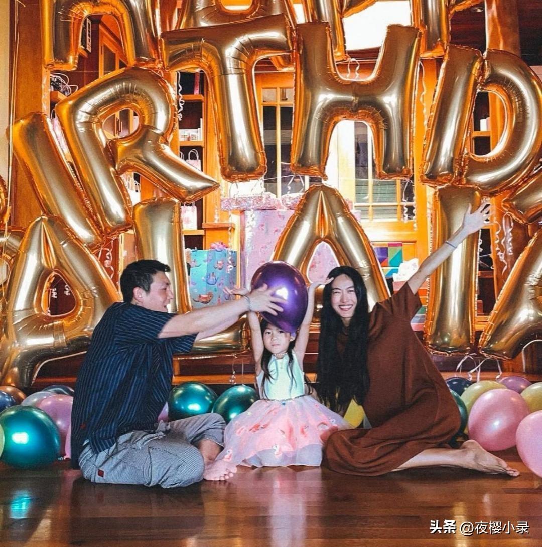 陈冠希和老婆秦舒培在家里为9岁女儿庆祝生日，一家人看起来好幸福。女儿长得漂亮，五