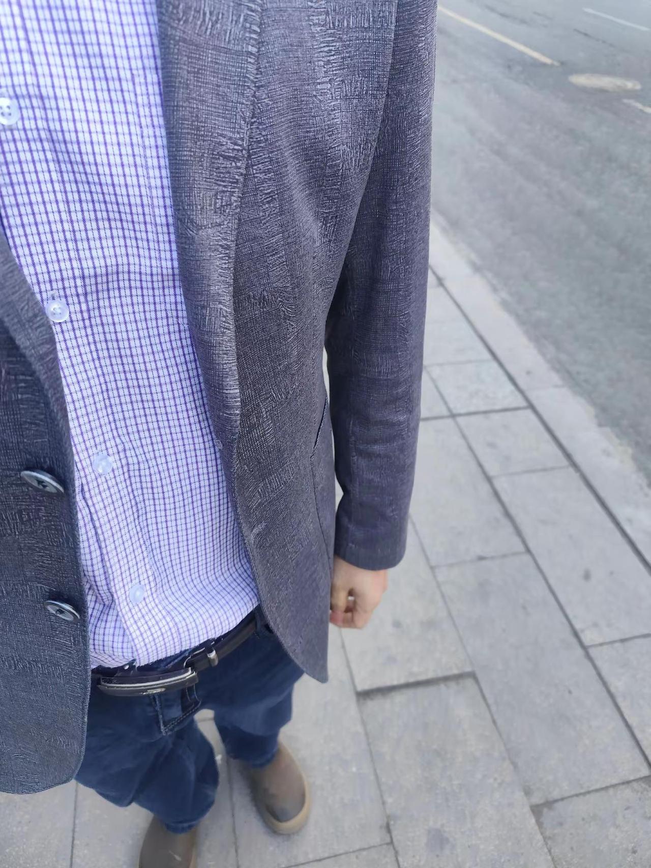 小西装。这两天早晚冷，还能穿几天外衣，过几天就不行了