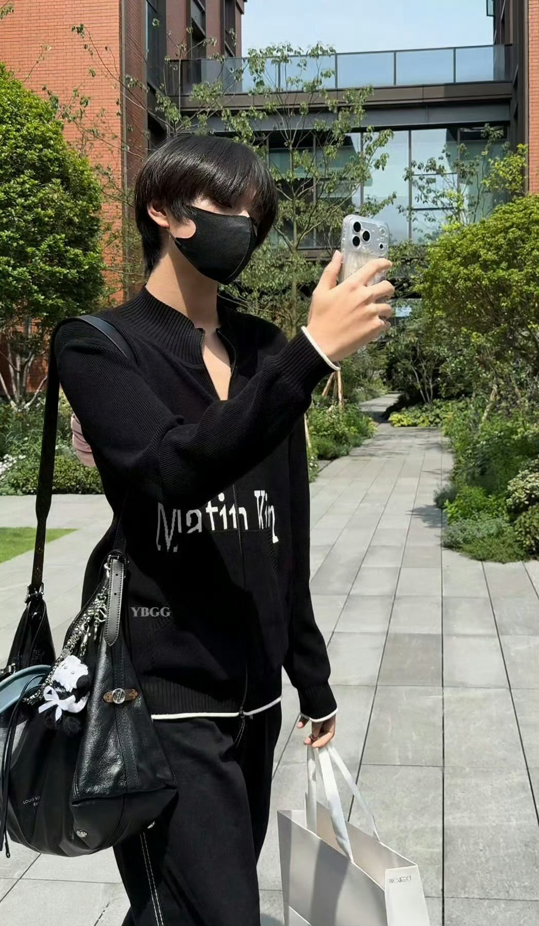 王橹杰怎么还对着手机叽里咕噜说话 王橹杰拍私生拍笑了王橹杰对着手机叽里咕噜说话