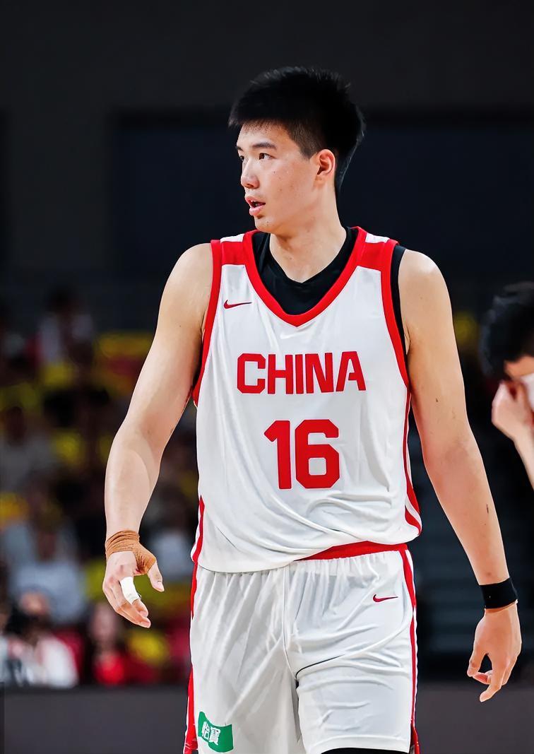 我忍不住要怒赞中国男篮中锋焦泊乔！在今天中国男篮对阵喀麦隆男篮的邀请赛中，目前三