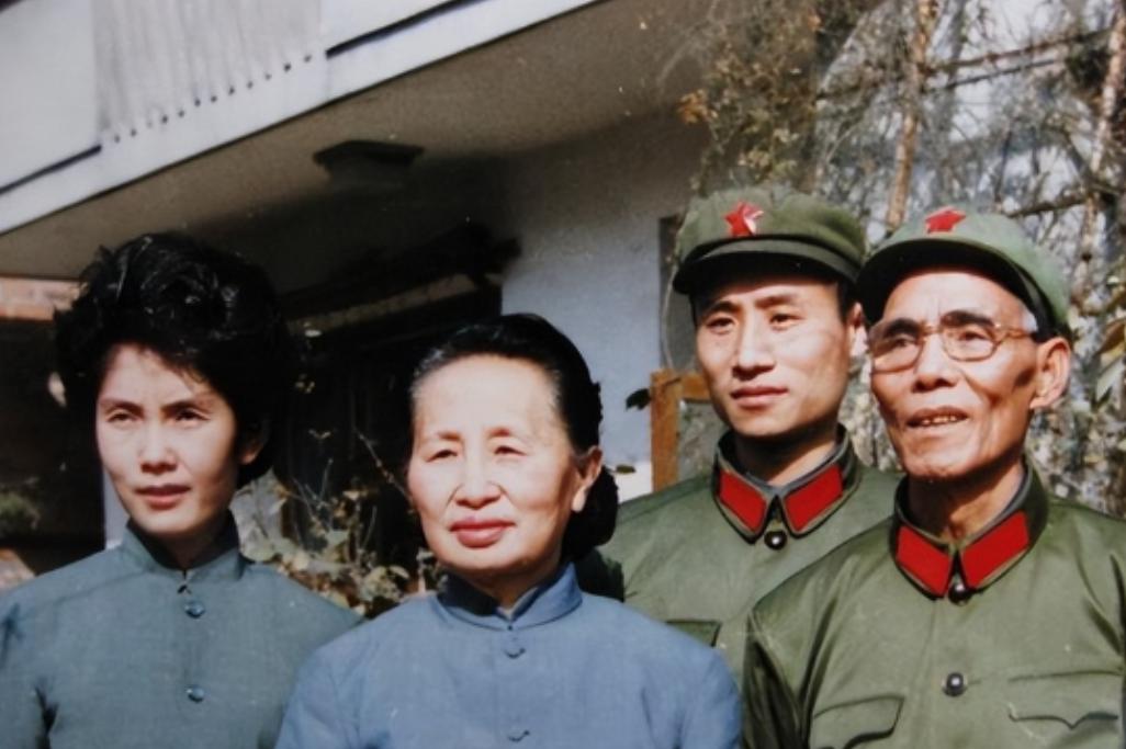 1987年，开国中将韦杰逝世，一则消息在成都军区传开：家属要把军区配发的奔驰25