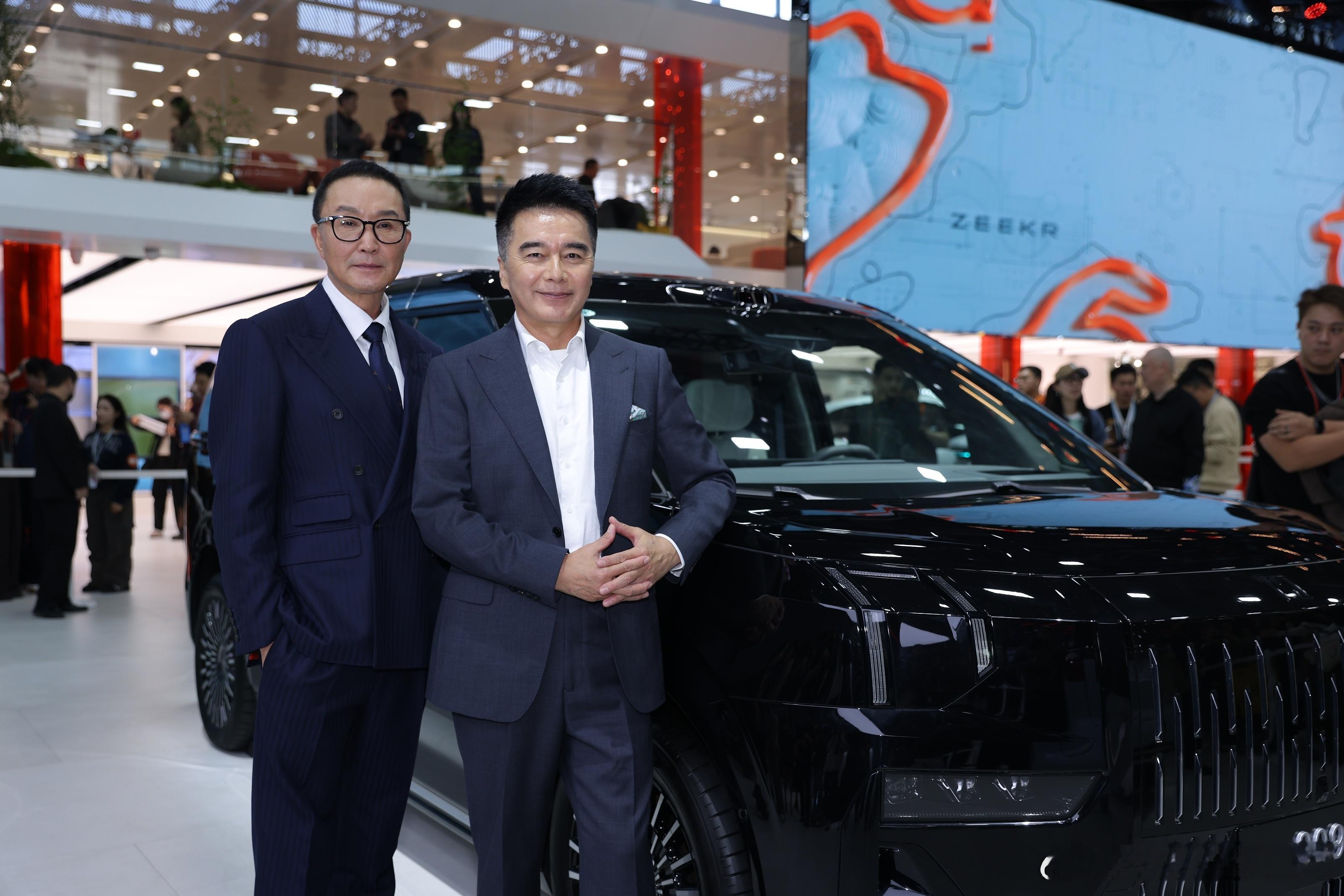 广州车展这波名场面，极氪009算是把“破圈营销”玩明白了——吴刚、许亚军时隔8年
