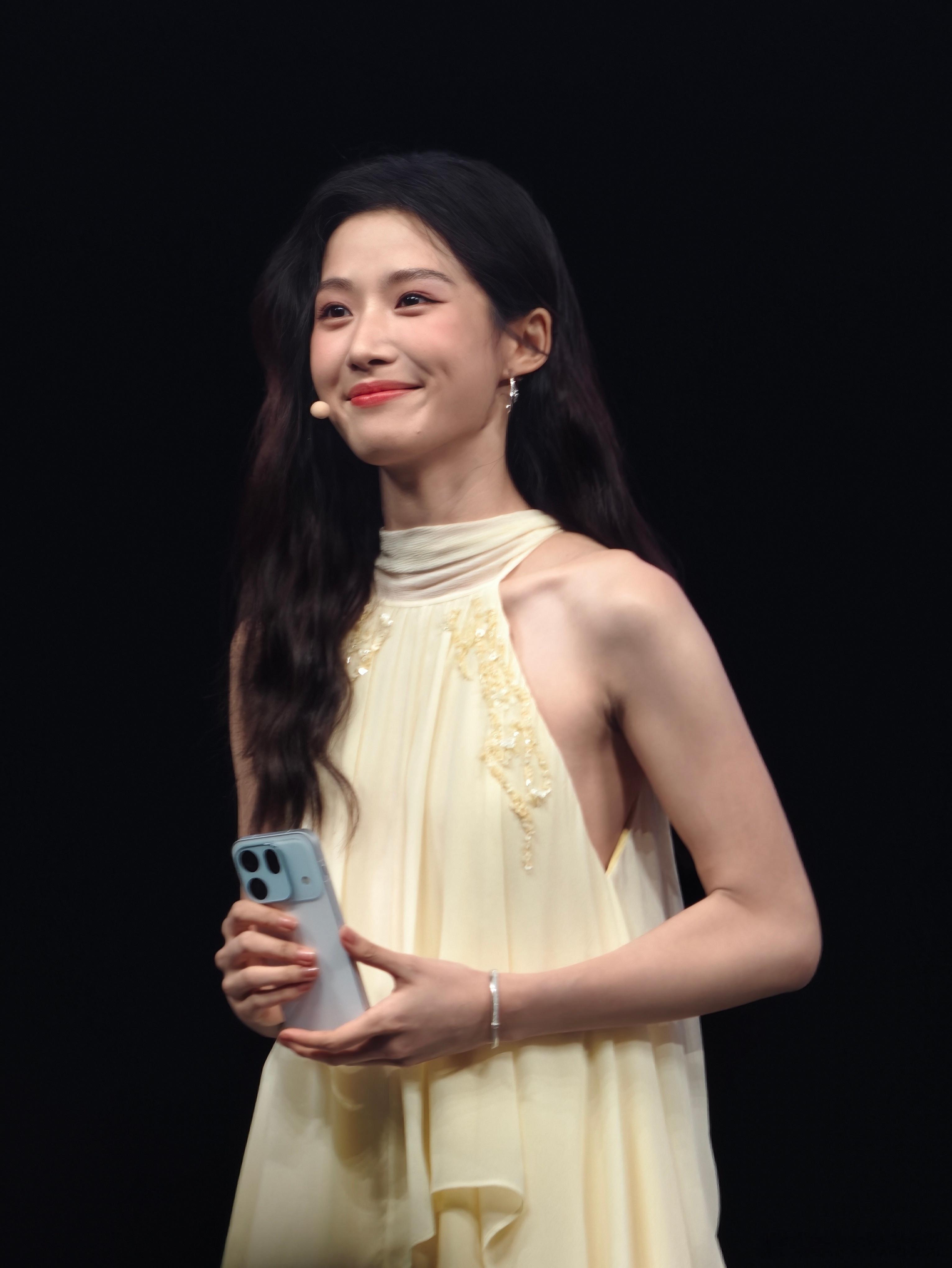 卢昱晓 越素越美真人真的好清纯[色] ​​​