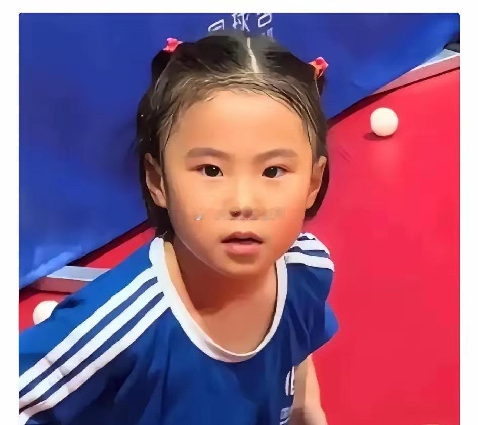 王楠10岁的女儿郭依嘉，刚在上海结束的全国少儿乒乓球锦标赛上，独自一人拖着行李去