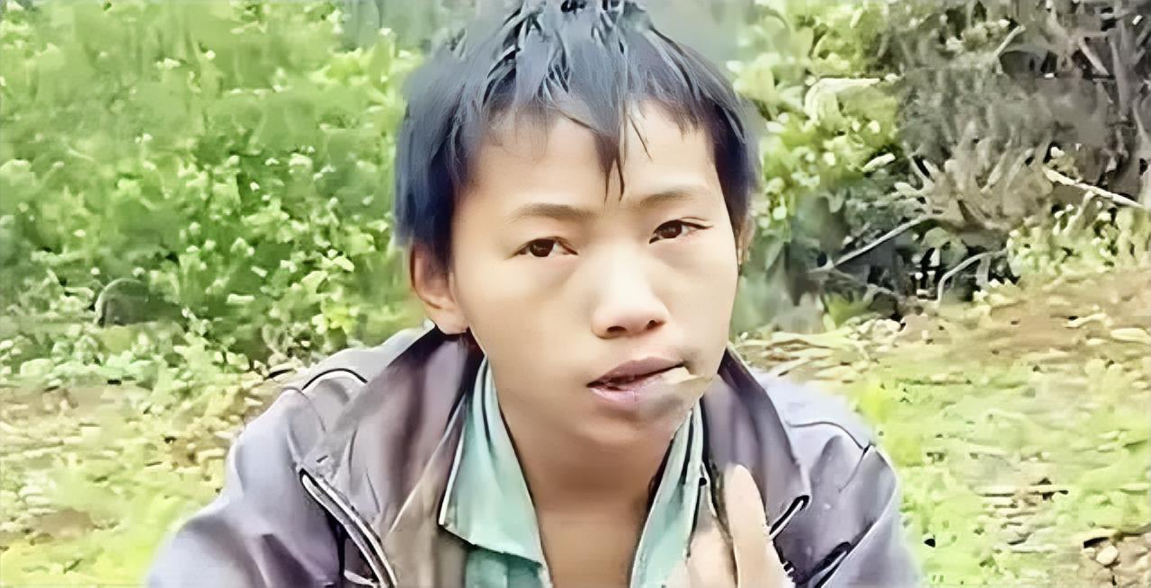 广西6岁男孩，父亲离世，母亲带弟弟跑了，他饿到吃野菜，万万没想到，15年后他居然