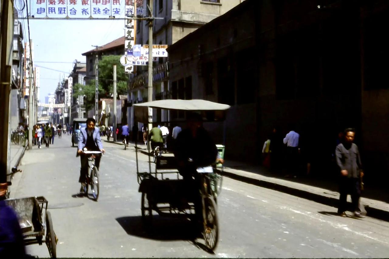 街景，武汉，1986年5月摄。 ​​​