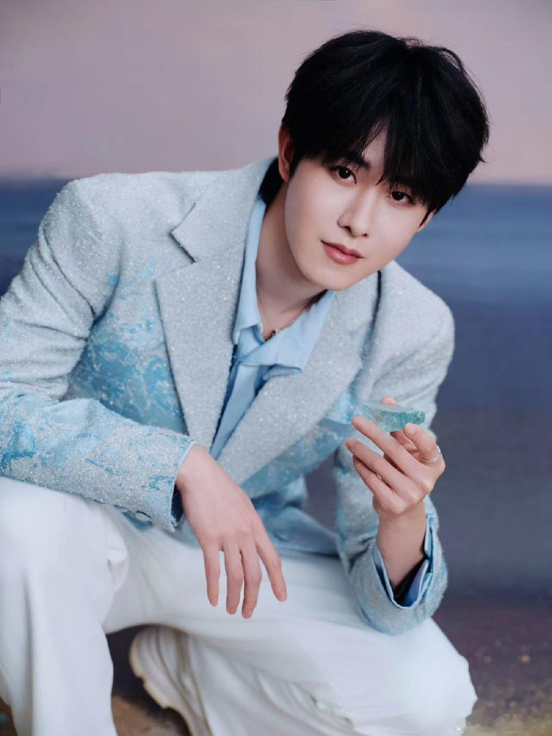 田嘉瑞唱得我小脸一蓝 田嘉瑞这波直接把蔚蓝焊在身上！开口瞬间氛围感拉满，听觉视觉