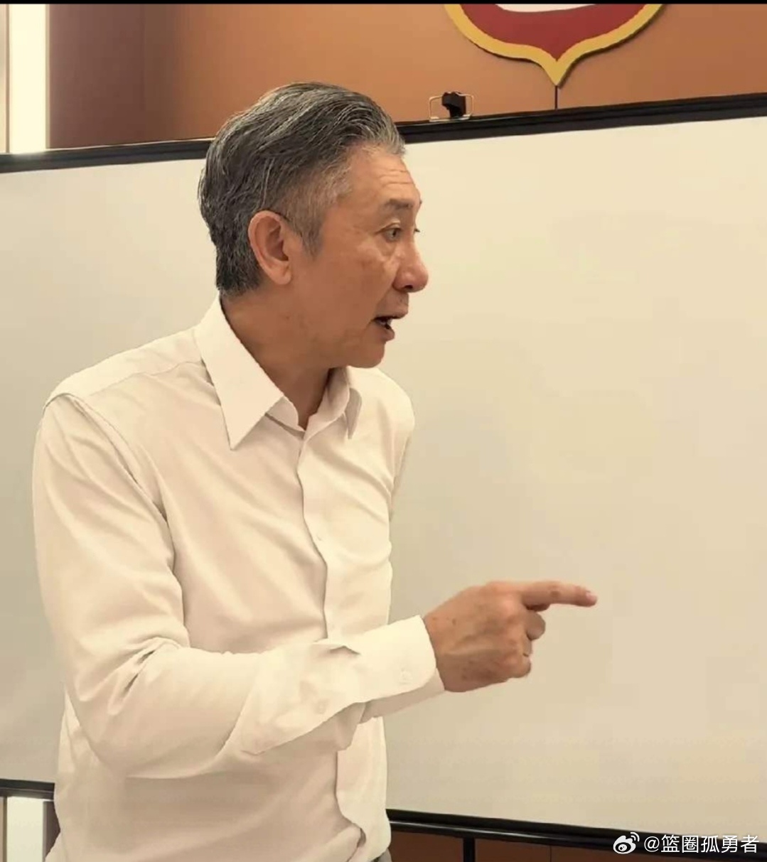郑永刚指导卸任深圳男篮主帅，身体还是吃不消CBA高强度的比赛！大连硬汉，谦逊温和
