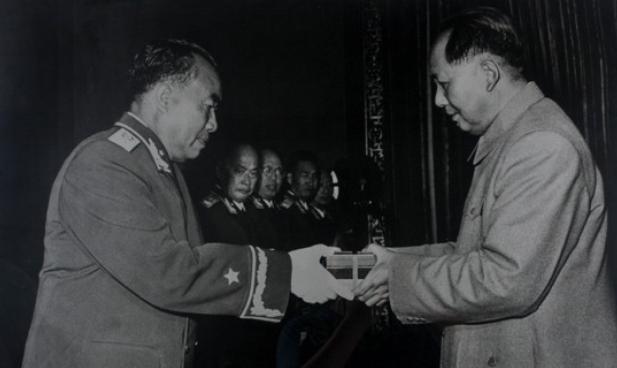 朱德好像并没有什么战功？为何能成为十大元帅之首？
1976年7月6日，毛主席悲切