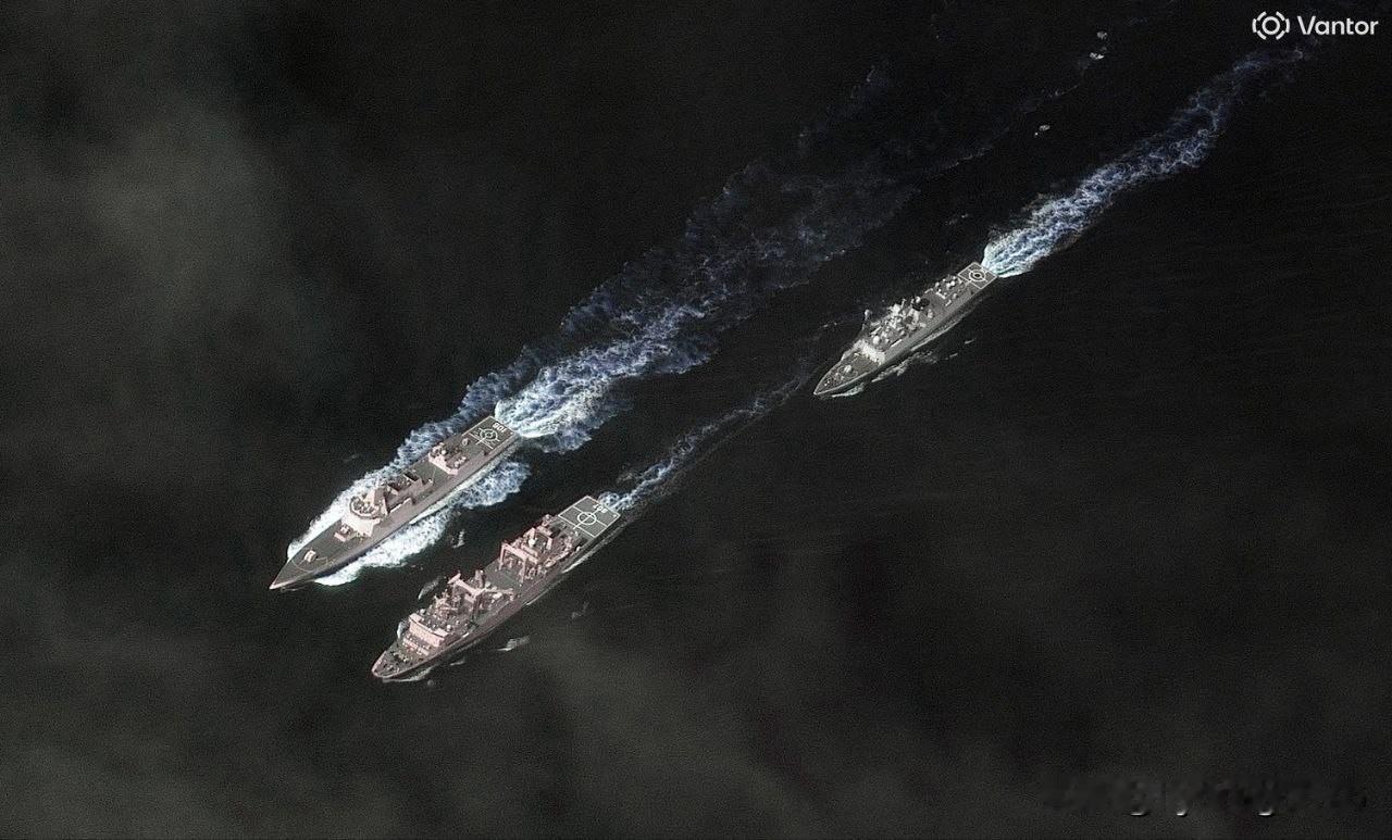 ⚓️🇨🇳12月4日，PLA NAVY一支由075型两栖攻击舰“海南”号、05