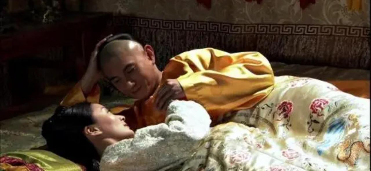 1856年，咸丰皇帝召宠爱的慈禧侍寝。正当两人欢快之时，敬事房太监在窗外高呼：“