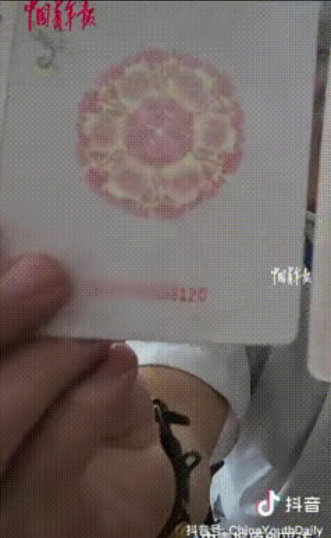 “解释不清了！”辽宁一对情侣准备在男生阳历生日这天领证，不料，工作人员顺手抽出两