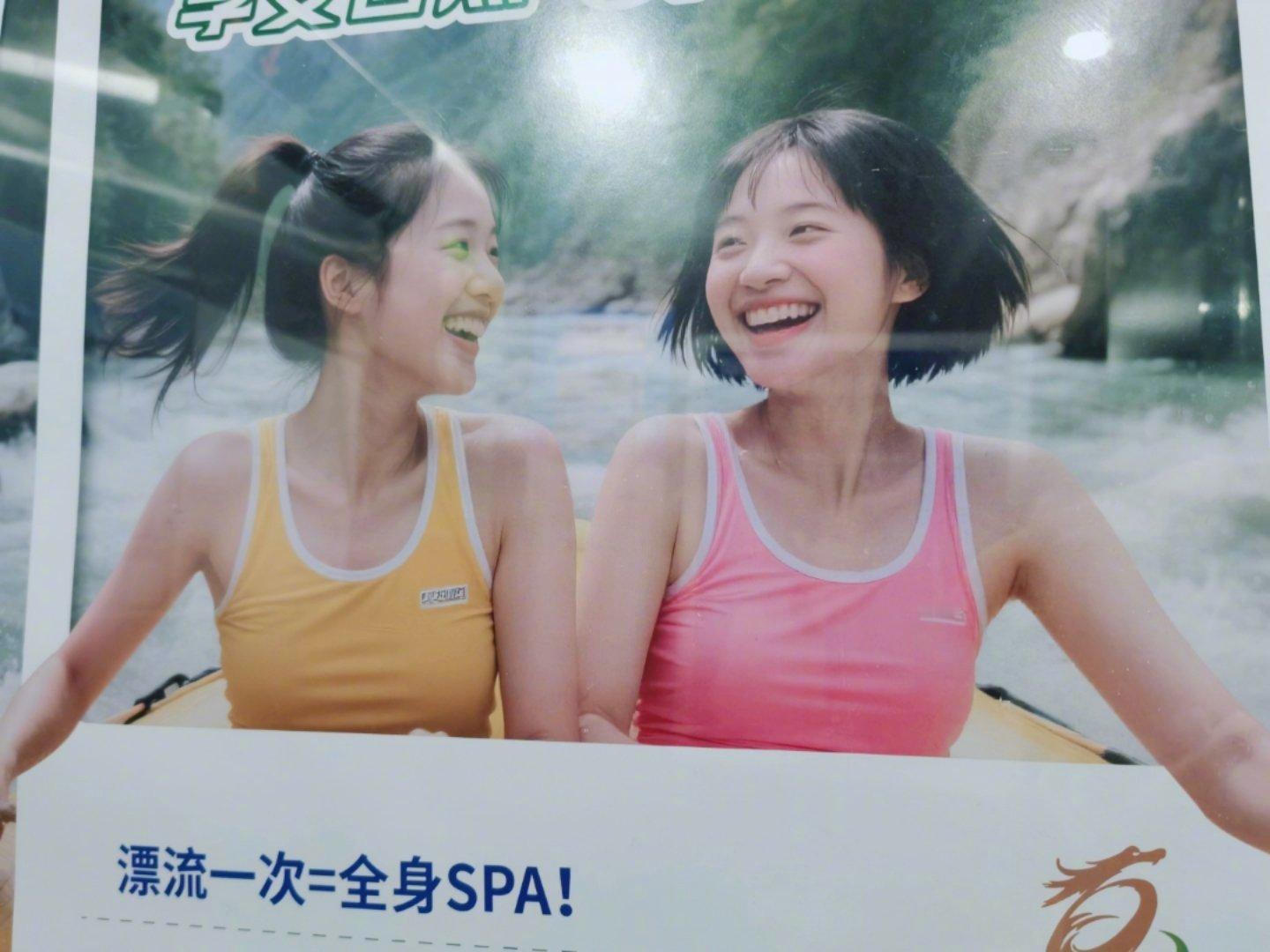 为什么，我觉得这俩模特是一个人？但我没有证据。 ​​​