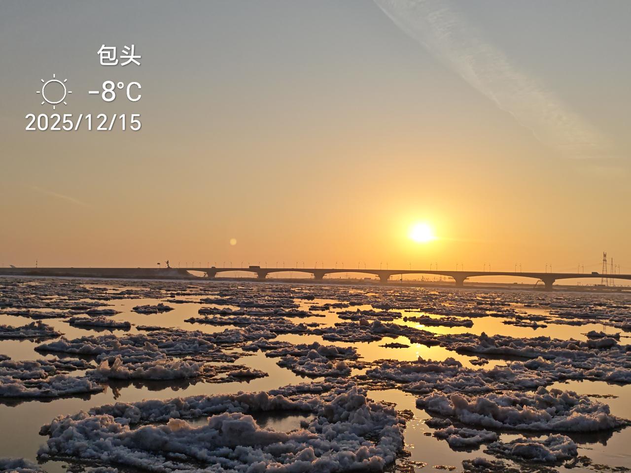 黄河岸边，长河落日，看流凌震撼，壮美心田！
此情此景，不由得浮想联翩，穿越千年的