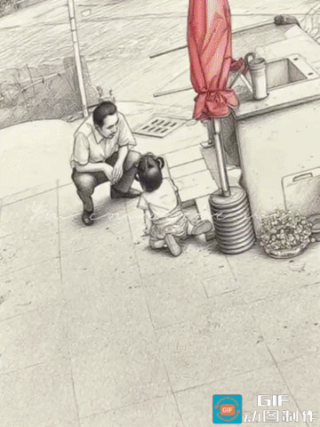 网友吵翻了:女孩踩着凳子往水槽上爬，爸爸站在旁边观望，突然脚下凳子一滑，女孩整个