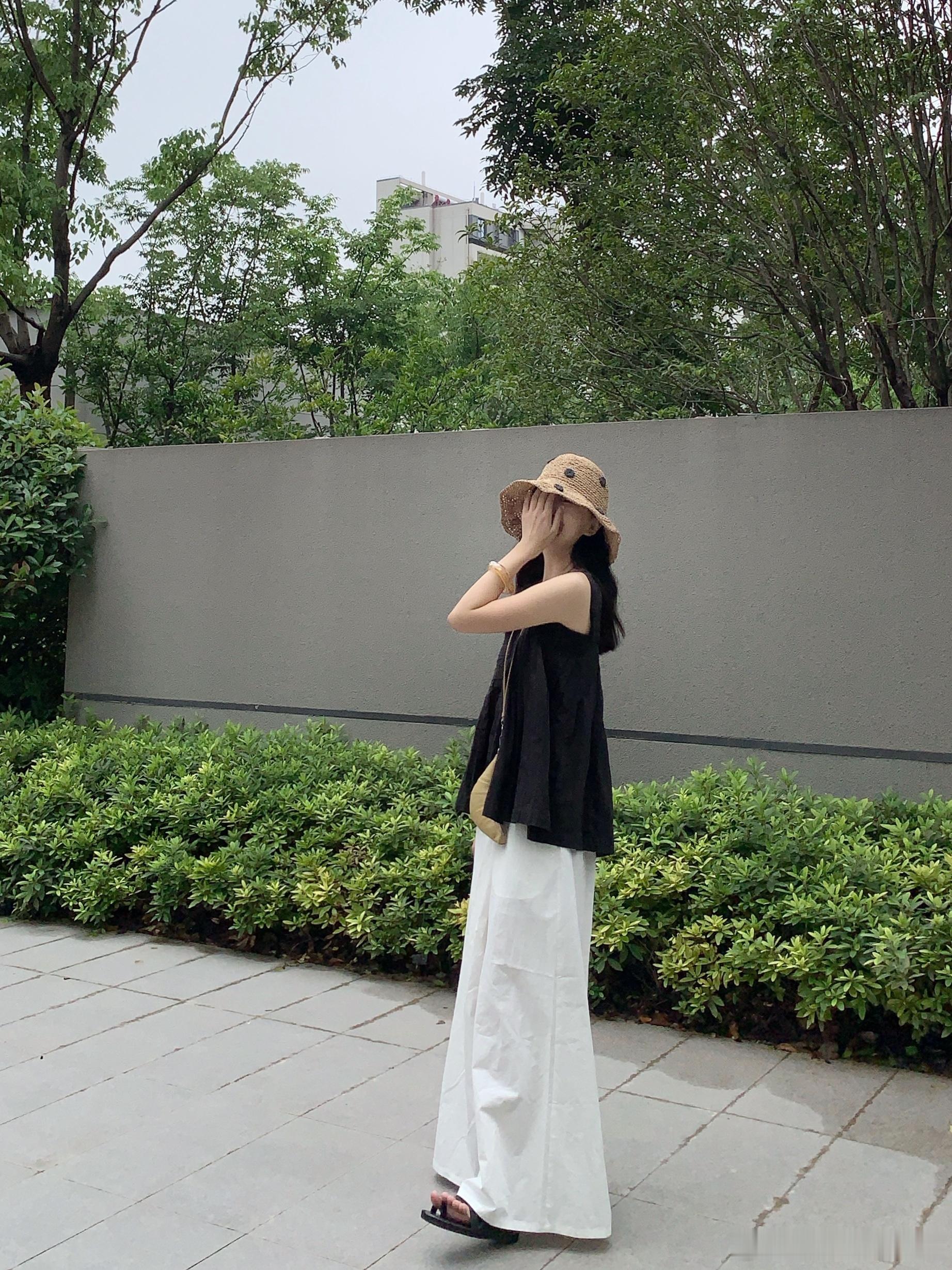 气质美眉来也[抱一抱]新衣服喜爱值点满 ​​​