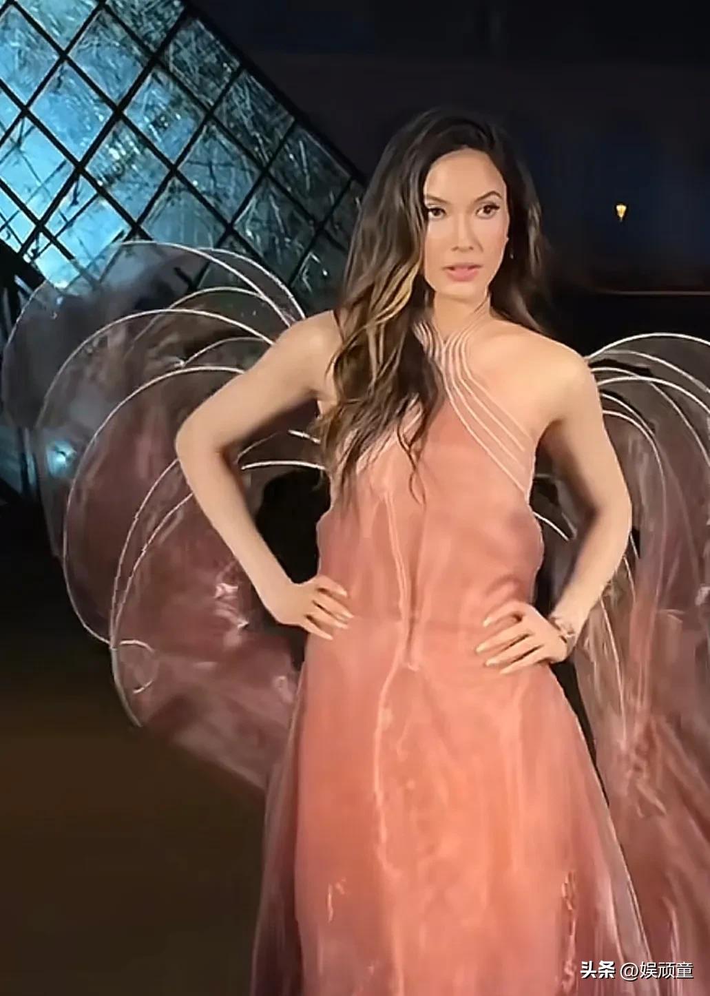 谷爱凌的跨界转场就像她的空中姿态旋转一样，丝滑，完美！
谷爱凌在巴黎参加卢浮宫晚