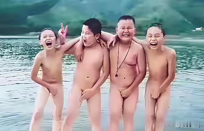 天热了。四个小伙伴结伴去洗澡，清清的河水，洗去了夏天的炎热，迎来了少年的欢乐。四