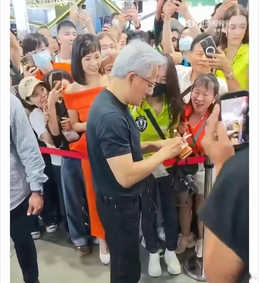 凤凰新闻【黄仁勋挺会撩女孩子的】在台北电脑展上，绿衣服女孩子请黄仁勋在自己的钱包