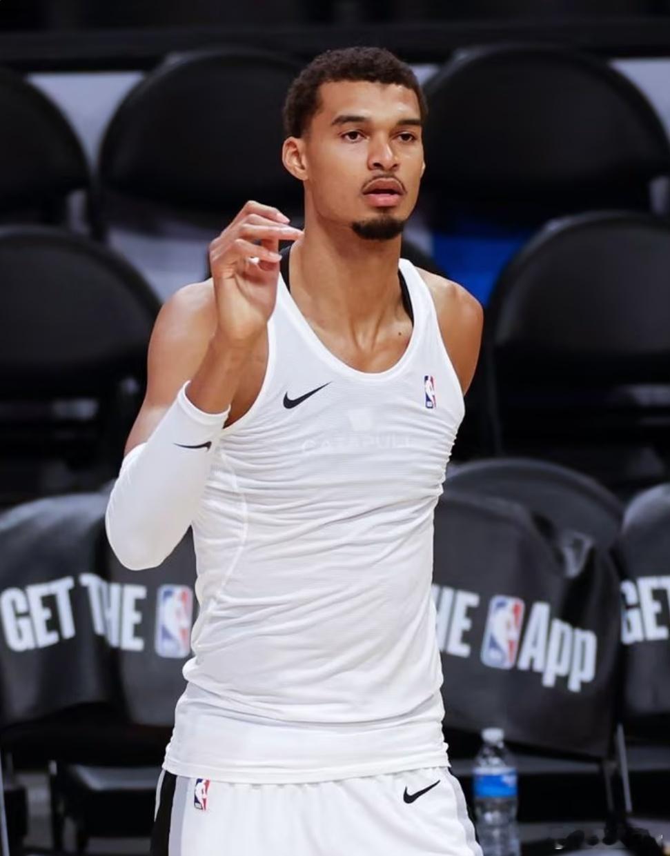 ESPN 评选的 25 位 25 岁以下最佳球员（基于长期潜力）1. 维克托·文