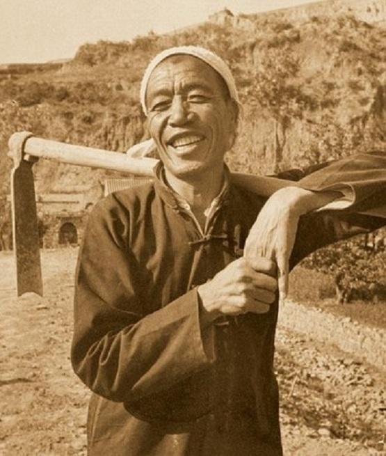 1980年，农民陈永贵主动辞去国务院副总理的职位。临走时对华老说：“今后，再也不