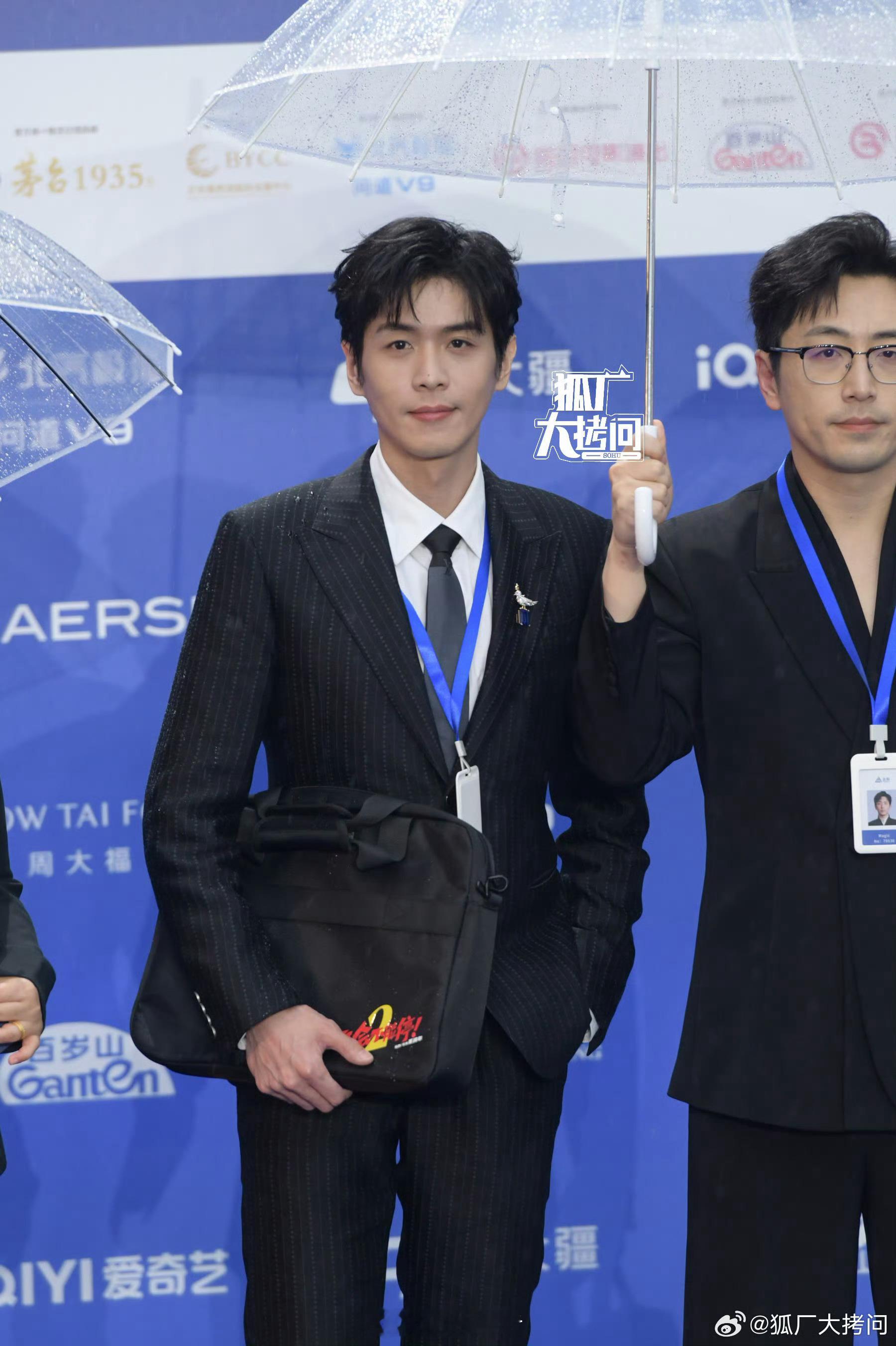 张若昀简直是冻龄男神，和同龄的白客同框年轻的不止一星半点。 