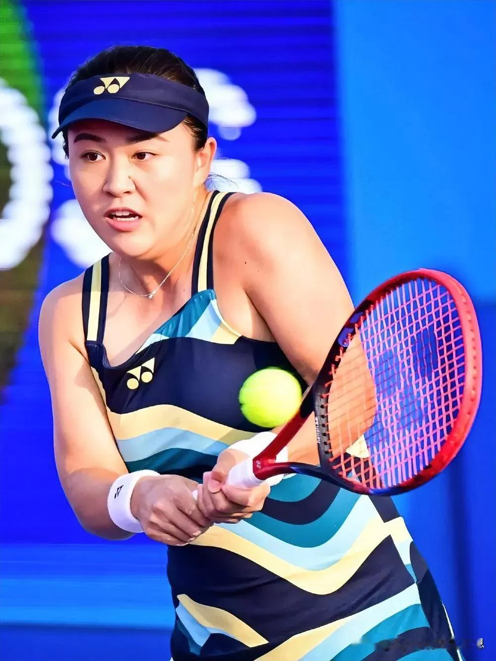 快报！WTA250泰国华欣站，在刚刚结束的一场女子单打半决赛中，赛会卫冕冠军、中