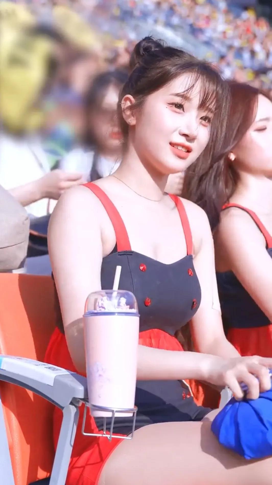 这位扎着丸子头的啦啦队美女，那纯真的笑容和清纯的样子，真是十分美丽动人，真美。