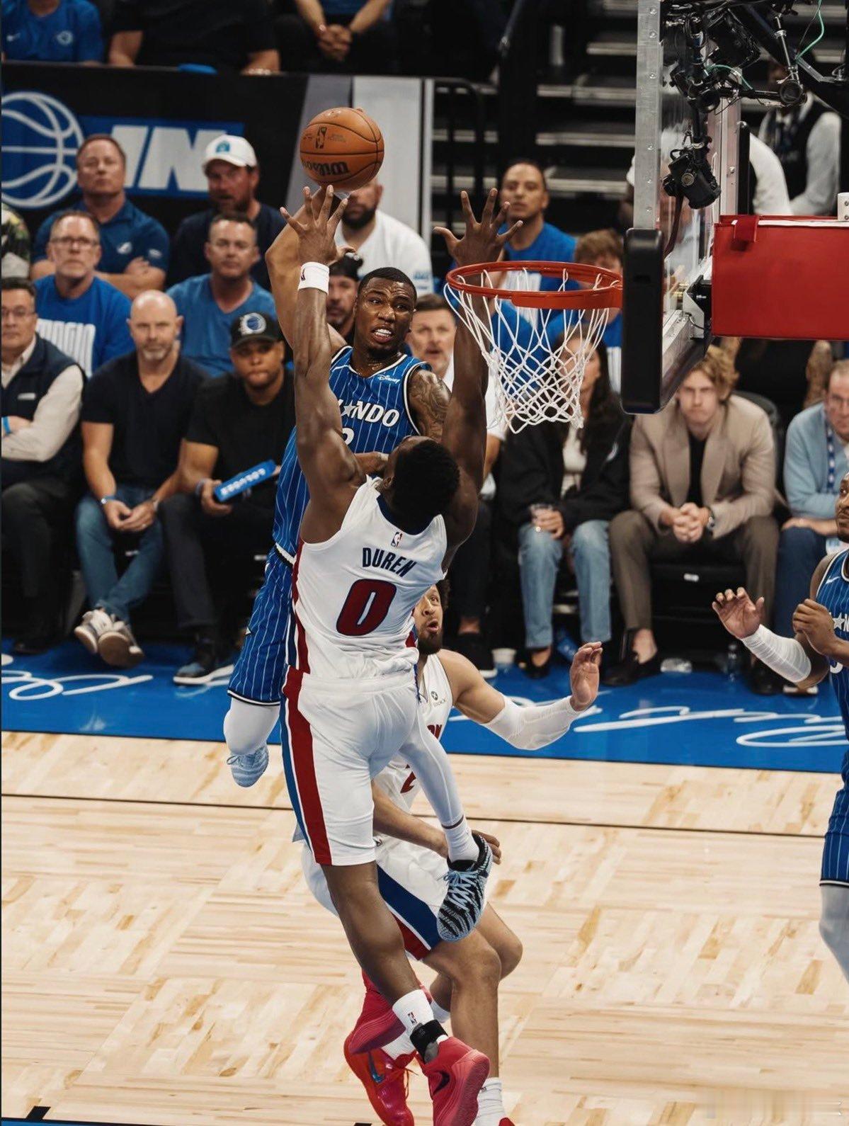 卡因单臂战斧隔扣杜伦的定格照，注意坎宁安的表情⚠️nba魔术vs活塞