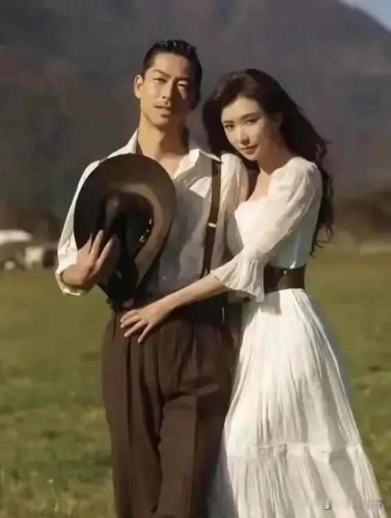 这是林志玲和她的日本老公黑泽良平的一张合影，林志玲扮作小鸟依人状，样子看起来有点