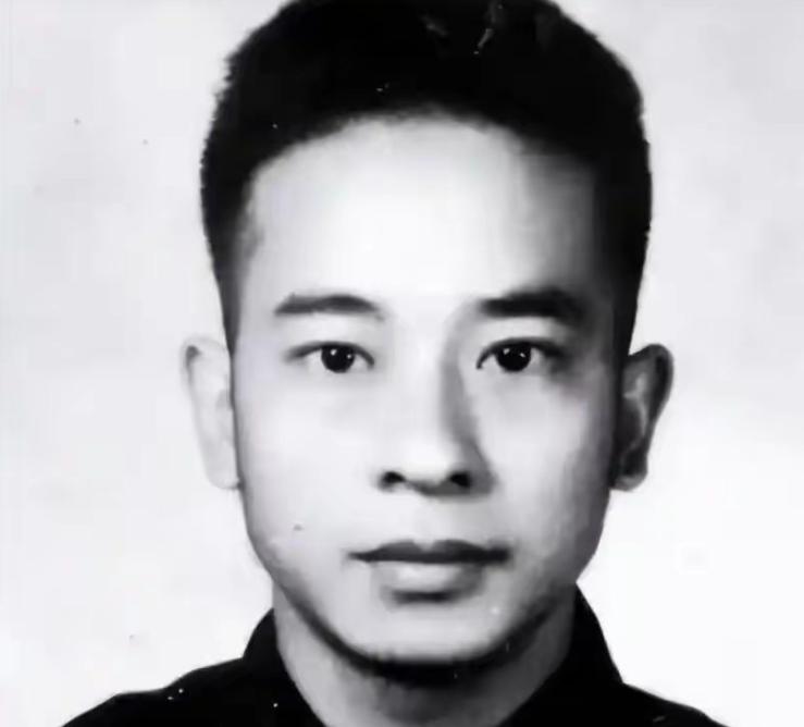1958年，新疆街头，一个硬气的转业军人突然蹲在报摊前嚎啕大哭，只因为他看到了《