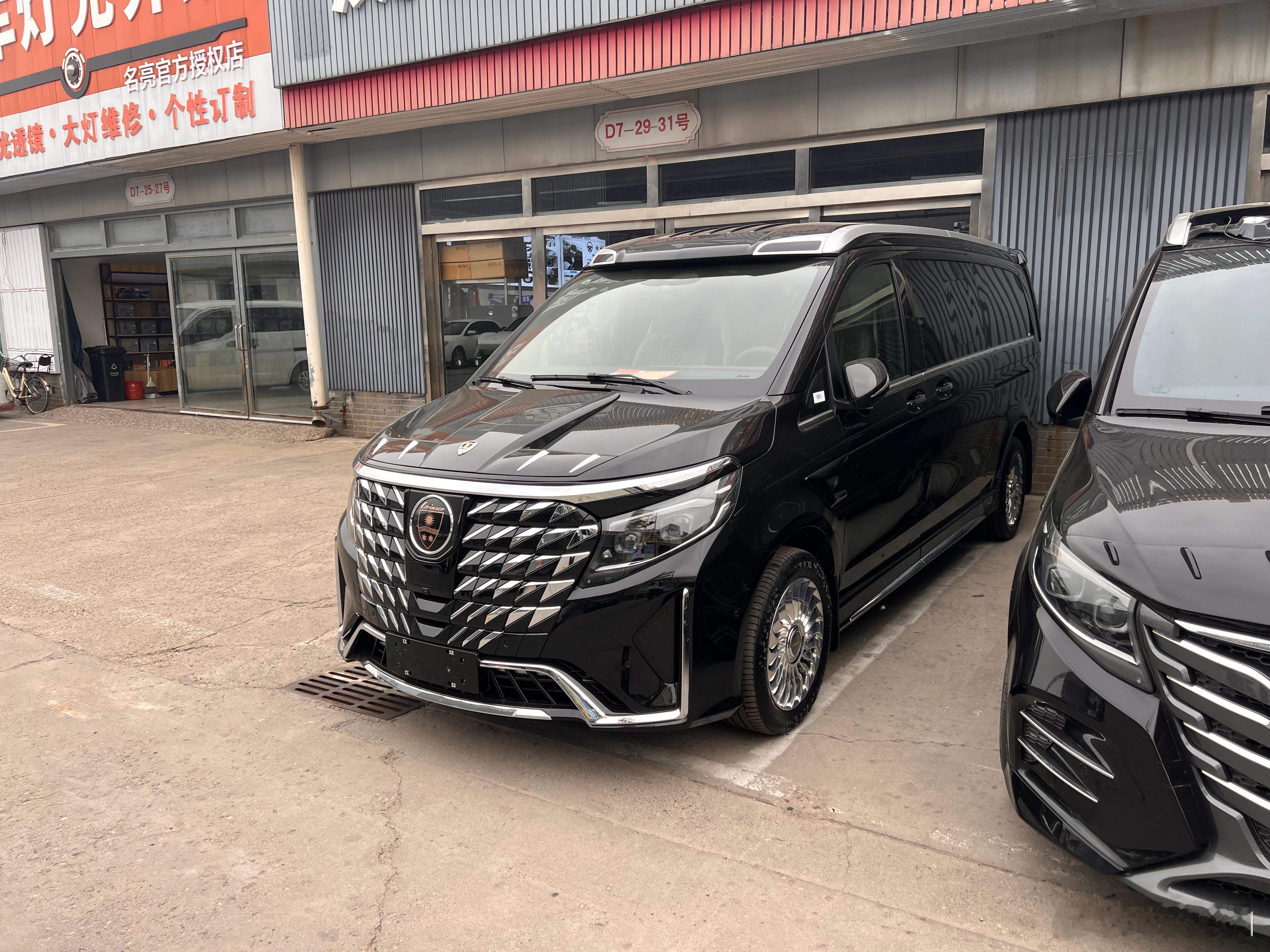 这奔驰V啥情况，咋还盖子抬起来一截，变成个大奔儿头……妇科聊汽车常识