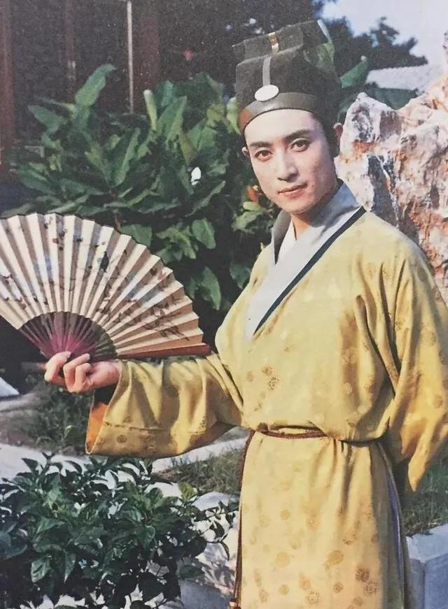 贾府远房的亲戚——贾芸
 这个人我们以前也提到过，这个人物的集中描写在第二十四回