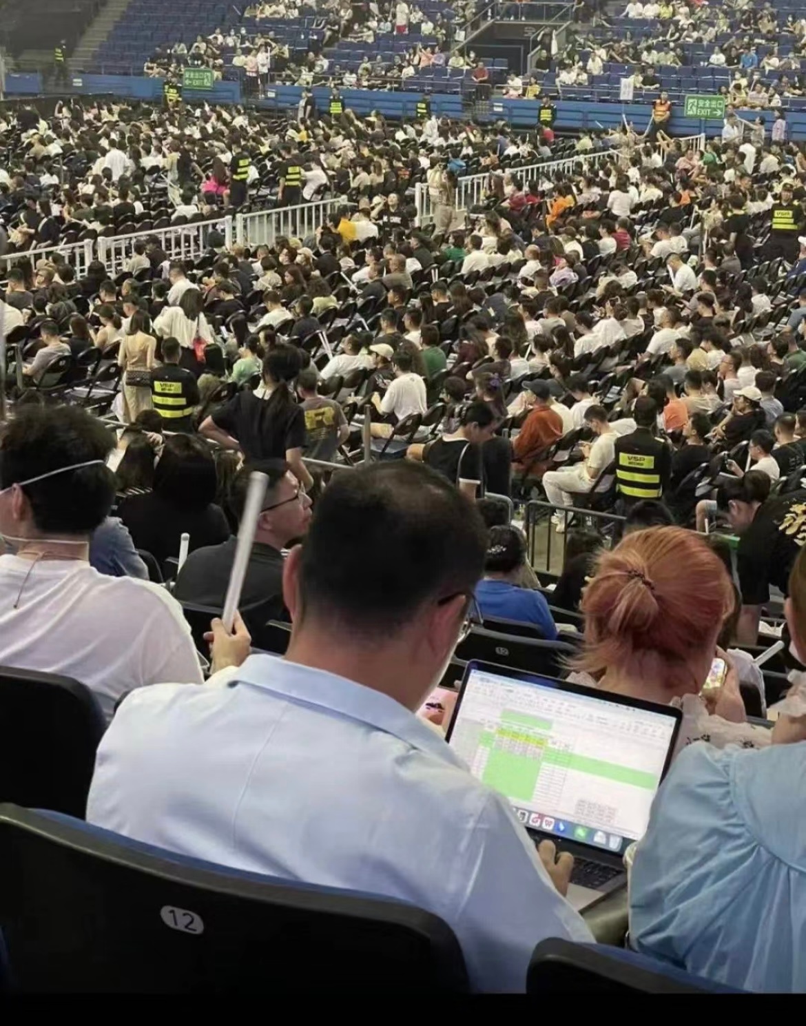 打工人加班都是随时随地的[跪了] ​​​