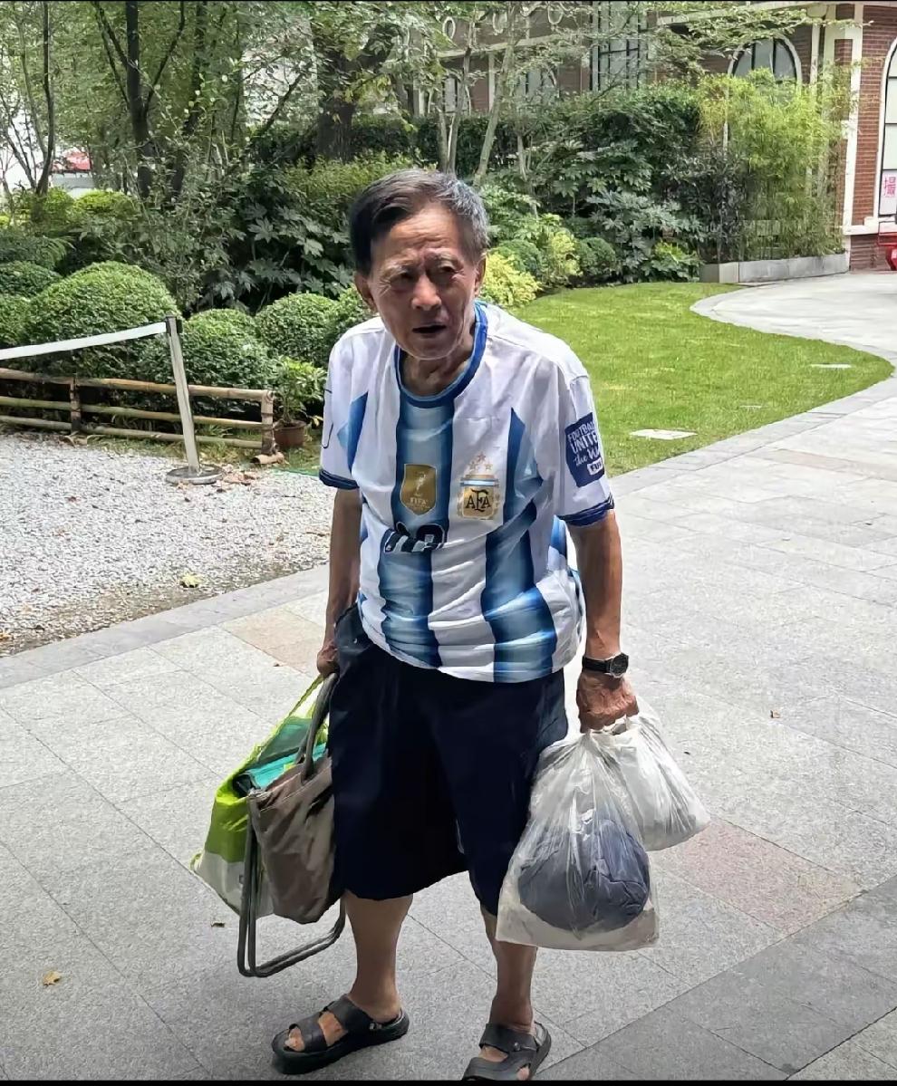 建工爷叔今天换新装了，感觉让人陌生了许多，这估计是那些十三太保，给他“包装”的，