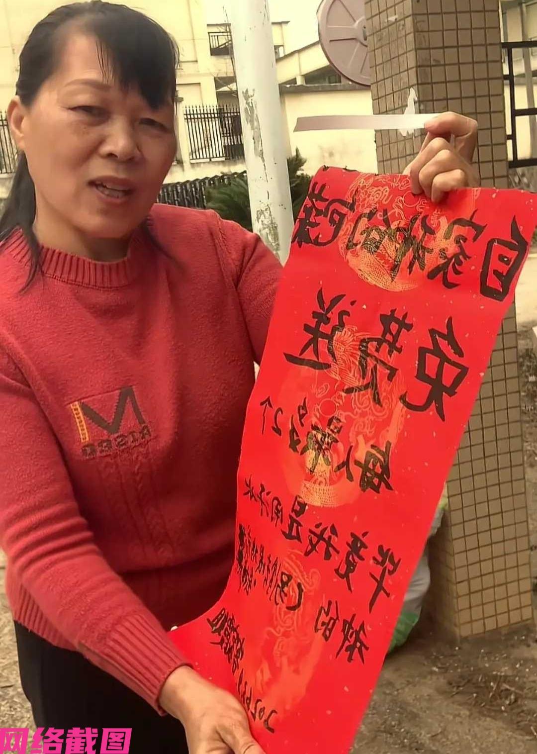 广东河源有大姐推着一车子袋装的包菜，在路口一处墙柱子上用红纸张贴写到告示，免费赠